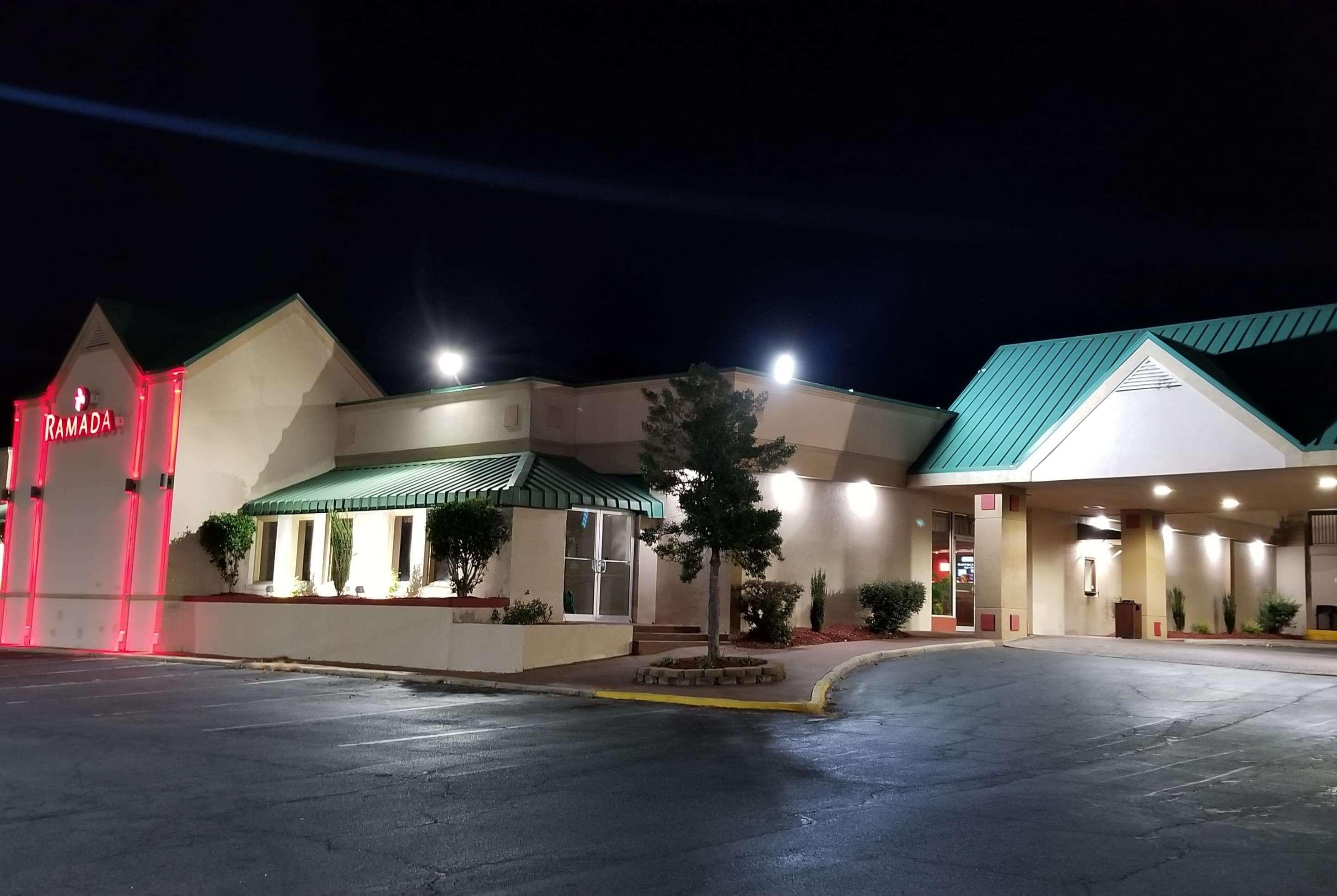 Ramada By Wyndham & Suites Warner Robins Exterior photo