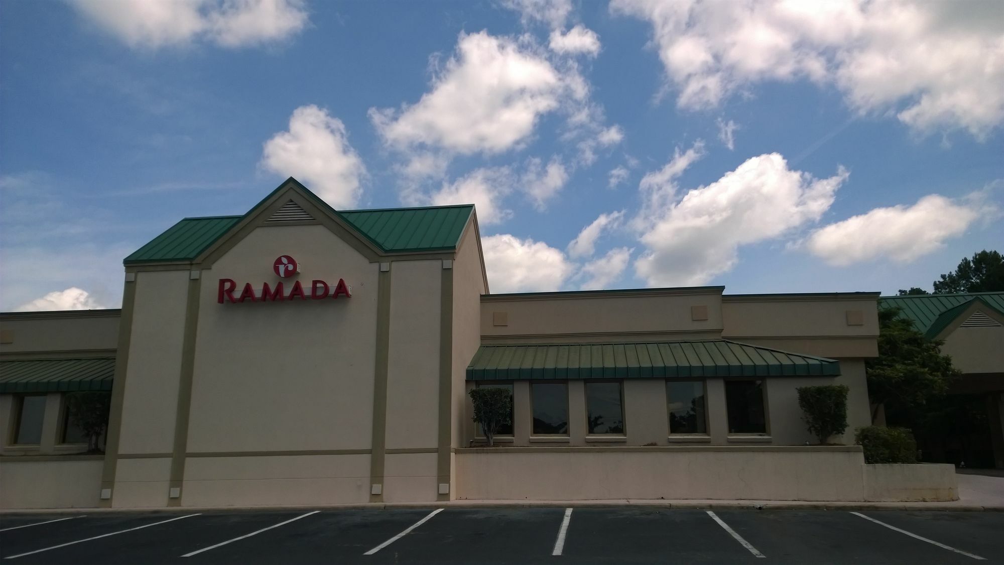 Ramada By Wyndham & Suites Warner Robins Exterior photo