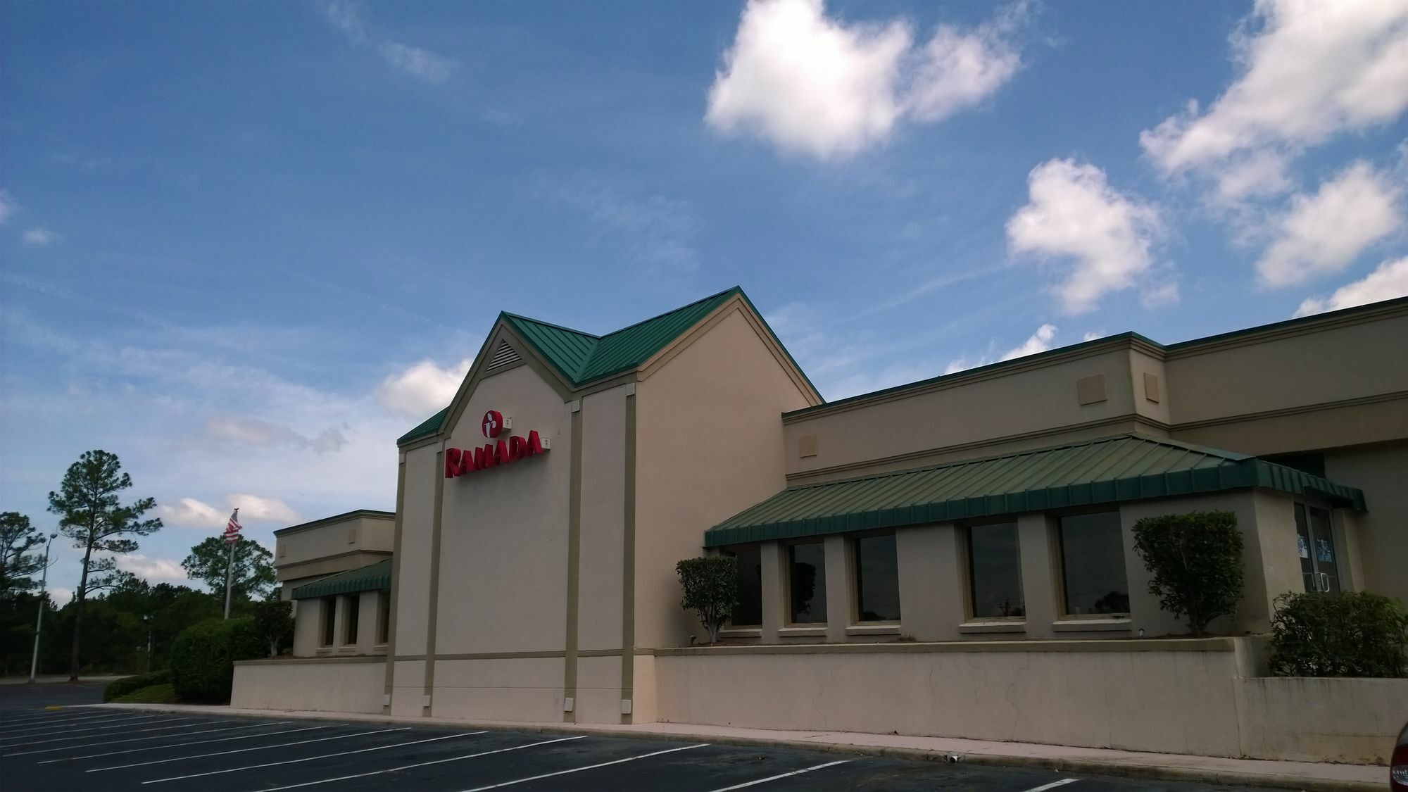 Ramada By Wyndham & Suites Warner Robins Exterior photo